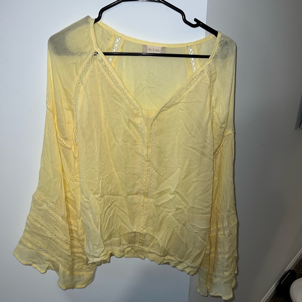 Flowy top with ties on the sleeves